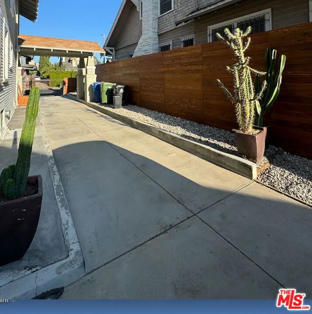 1319 12th Avenue, Los Angeles CA: https://media.crmls.org/mediaz/80421759-c176-4a1c-a1a5-79a8e7c853db.jpg