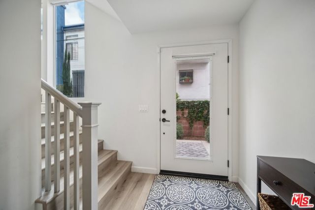 11821 W Holly Way, Valley Village CA: https://media.crmls.org/mediaz/8042214b-bd61-4028-a260-8513ee1e6824.jpg