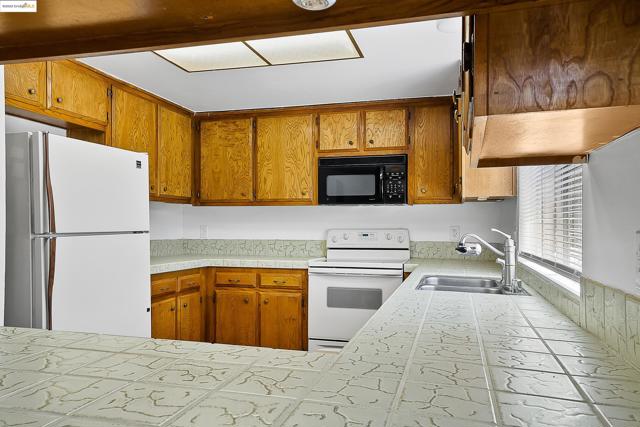 2125 Robles Dr, Antioch CA: https://media.crmls.org/mediaz/804512bc-e7b1-430a-a1e0-875ceb2b567b.jpg