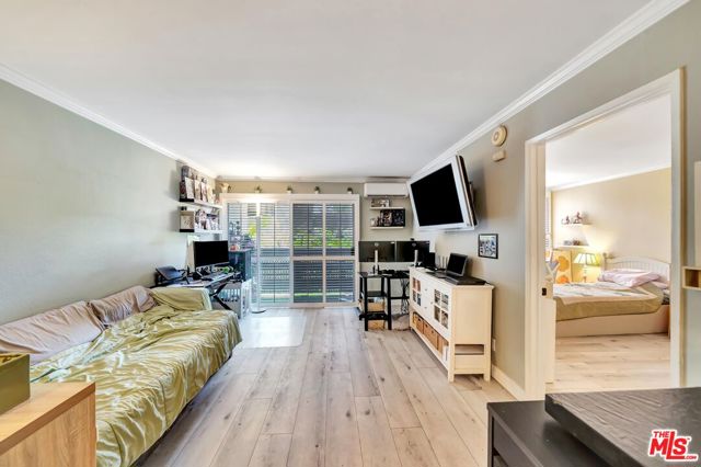 320 S Ardmore Avenue, Los Angeles CA: https://media.crmls.org/mediaz/80451bb9-6ebb-4284-b2d1-741a2fa0bad7.jpg
