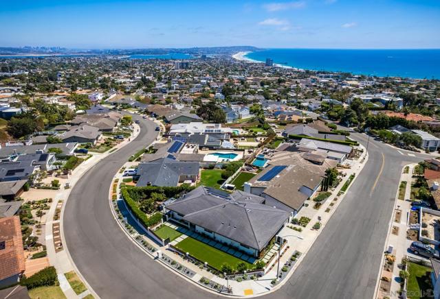 5560 Moonlight Lane, La Jolla CA: https://media.crmls.org/mediaz/80454171-9d7f-4bc9-bee9-71b0063c5d3a.jpg