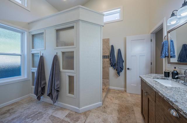 9247 Holly Hill Drive, Salinas CA: https://media.crmls.org/mediaz/80473e01-6914-449a-b8bd-7f5899a2b2e3.jpg