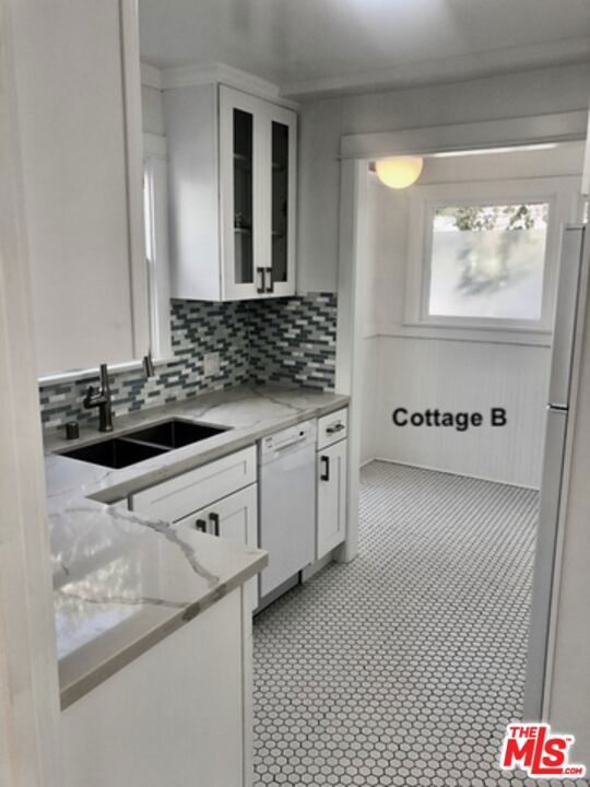 421 Grand Boulevard, Venice CA: https://media.crmls.org/mediaz/80478fdb-b0ff-45fd-a62d-7972be116e36.jpg