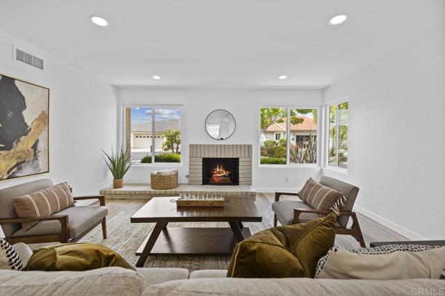 Detail Gallery Image 2 of 26 For 4253 Shadow Ln, Oceanside,  CA 92056 - 2 Beds | 2 Baths