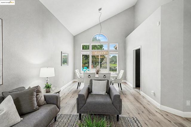 2127 Prestwick Dr, Discovery Bay CA: https://media.crmls.org/mediaz/8048f16c-990d-4132-822e-896c0769743c.jpg