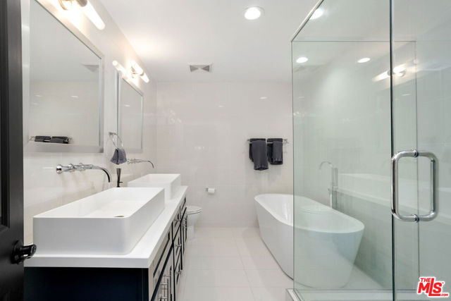 6216 Primrose Avenue, Los Angeles CA: https://media.crmls.org/mediaz/80499e9c-77a7-484a-9db1-41f8920da1ce.jpg