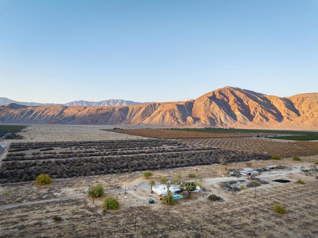 811 Di Giorgio Road, Borrego Springs CA: https://media.crmls.org/mediaz/8049e74a-9822-4cfa-a9f4-5e63b3059702.jpg