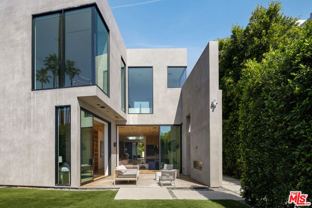 952 N Laurel Avenue — Modern