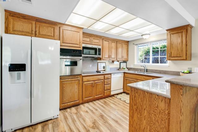 9140 Tangerine St, San Ramon CA: https://media.crmls.org/mediaz/804c0ee5-8e1d-4058-98f9-952b1128af94.jpg