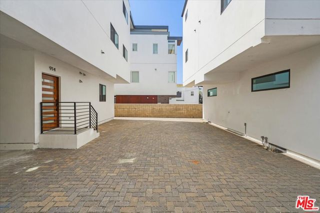 910 N Hudson Avenue, Los Angeles CA: https://media.crmls.org/mediaz/804cbe8d-6529-4f7e-8976-bf0625aeed7d.jpg