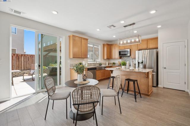 1109 Marsala Cir, Salinas CA: https://media.crmls.org/mediaz/804df829-2735-4cf8-aff0-964b820931b2.jpg