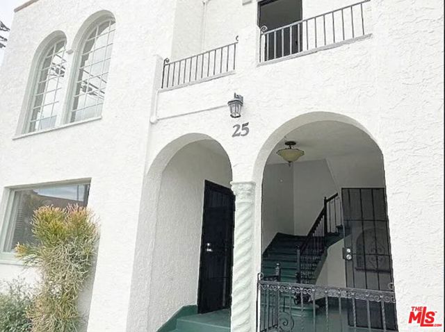 25 Falcon Avenue, Long Beach CA: https://media.crmls.org/mediaz/804e80be-88de-4b19-87c7-e581f1fc3e68.jpg