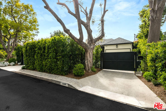 13109 Valley Vista Boulevard, Studio City CA: https://media.crmls.org/mediaz/804fcce7-9b31-4e85-a6cf-71e1fac8801f.jpg