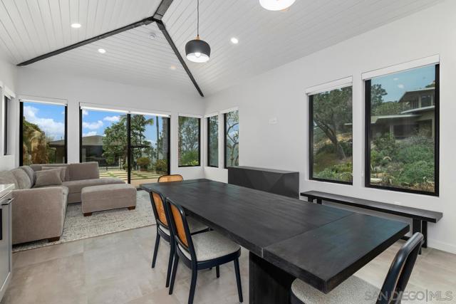 341 Hidden Pines Road, Del Mar CA: https://media.crmls.org/mediaz/80508f64-7b16-4b34-83e2-7bf4edf009b8.jpg