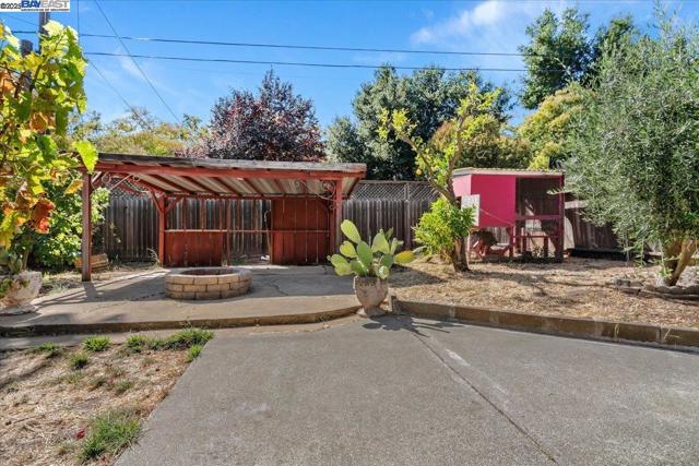 137 Viewmont Ave, Vallejo CA: https://media.crmls.org/mediaz/8051762c-e81b-4a73-899c-79f1bb28ac72.jpg