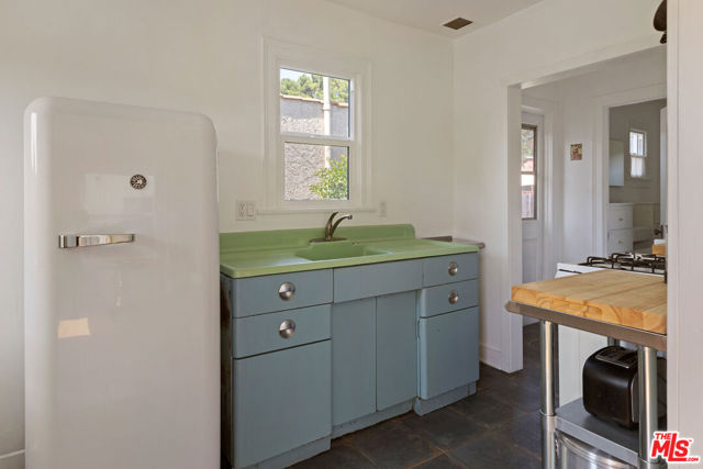 4015 Shelburn Court, Los Angeles CA: https://media.crmls.org/mediaz/80519ce3-678a-4864-974b-bbf7ef16f50f.jpg