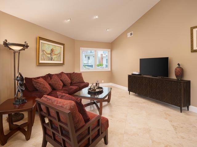 Detail Gallery Image 8 of 27 For 7828 Ivanhoe, La Jolla,  CA 92037 - 2 Beds | 2/1 Baths