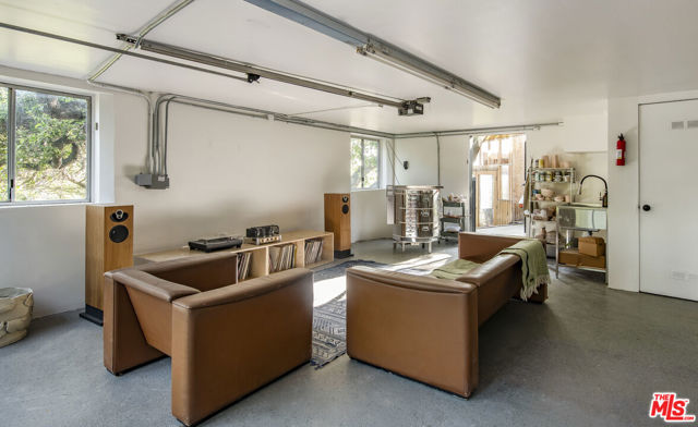 21960 Cereza Way, Topanga CA: https://media.crmls.org/mediaz/8052325e-3754-457d-bcc9-d7d3d19325b7.jpg