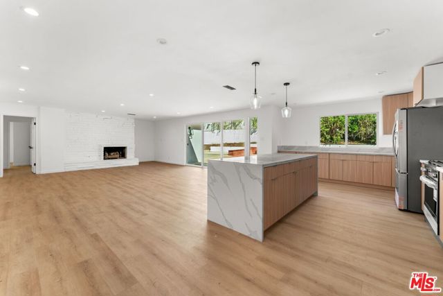 4800 Topeka Drive, Tarzana CA: https://media.crmls.org/mediaz/805261b4-2a7d-4101-b3cd-444672c761e4.jpg