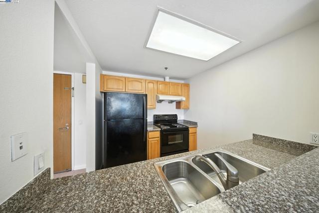 989 Webster, Oakland CA: https://media.crmls.org/mediaz/8053772a-20f3-4061-9ee9-47e26c6e6be5.jpg