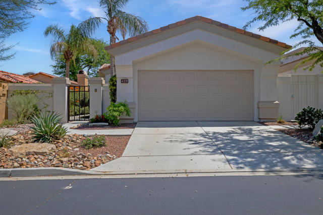 425 Desert Holly Drive, Palm Desert CA: https://media.crmls.org/mediaz/8054041f-6189-4ebd-a09f-597caf97228f.jpg