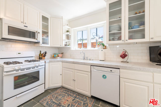 5454 Agnes Avenue, Valley Village CA: https://media.crmls.org/mediaz/8055dfe2-49f9-428c-822b-8fcd0951debf.jpg