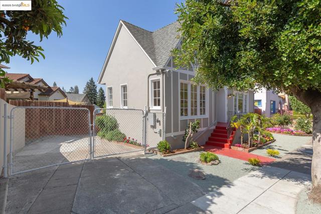 6753 Manor Crest, Oakland CA: https://media.crmls.org/mediaz/80562f2d-ba32-4cad-8833-59c3788d08ff.jpg