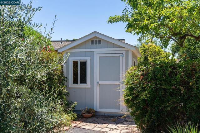 149 Rock Oak Court, Walnut Creek CA: https://media.crmls.org/mediaz/805653eb-71a5-4307-9de5-cebcc8d7df6f.jpg