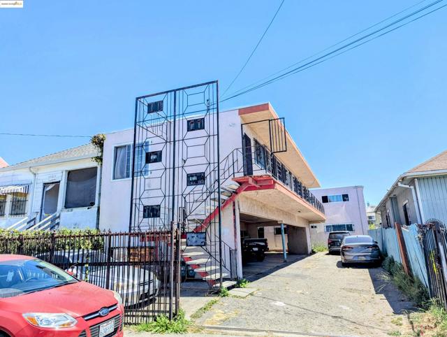1818 Rosedale Avenue, Oakland CA: https://media.crmls.org/mediaz/80572256-a795-4af4-850a-e1a304097ac2.jpg