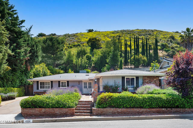 4324 Natoma Avenue, Woodland Hills CA: https://media.crmls.org/mediaz/80573f14-8e7f-44aa-b703-e85a73f89998.jpg