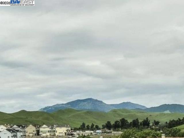 3885 Highpointe Ct, Dublin CA: https://media.crmls.org/mediaz/80575777-7c8d-456e-96c9-d0e30114035b.jpg