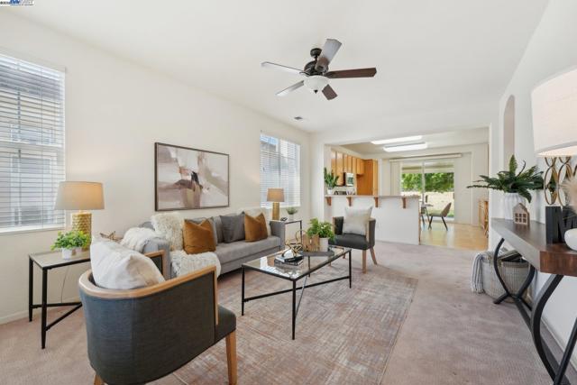 491 Central Park Pl, Brentwood CA: https://media.crmls.org/mediaz/80579519-cc5d-47c1-ae82-c635f9c542e1.jpg