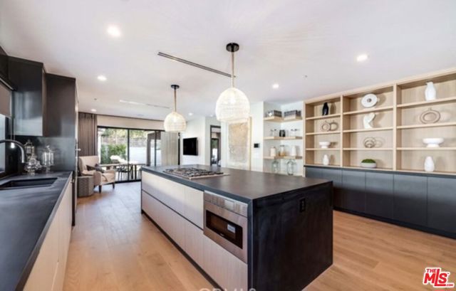 622 N La Jolla Avenue, Los Angeles CA: https://media.crmls.org/mediaz/80579e51-8a16-491f-8124-d64e9f62cdf8.jpg