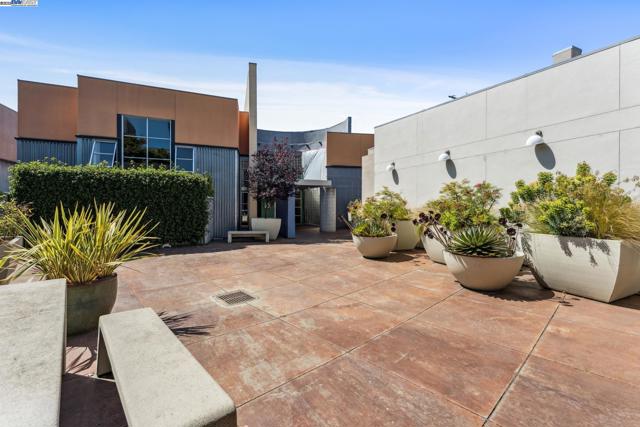 311 4th St, Oakland CA: https://media.crmls.org/mediaz/8057cee9-24cb-4fc8-86a7-6f64247f5ac1.jpg