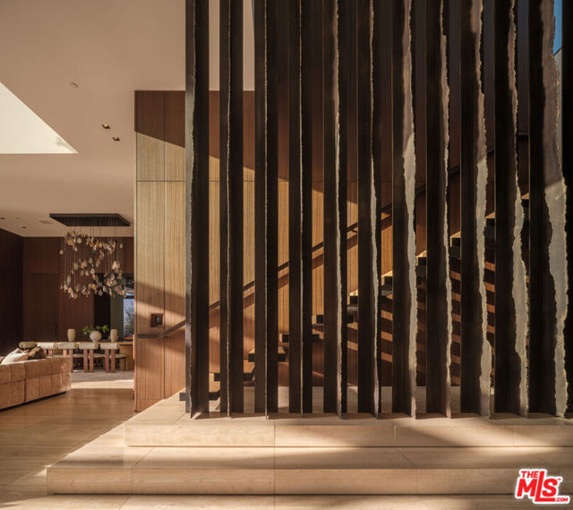 1305 Collingwood Place, Los Angeles CA: https://media.crmls.org/mediaz/8057e356-d263-4a97-9741-dbb7e7bd9306.jpg