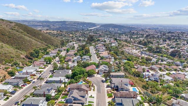 13810 Riverhead Ct, San Diego CA: https://media.crmls.org/mediaz/80580dac-952a-4106-9b92-3ff0ad37f9e6.jpg