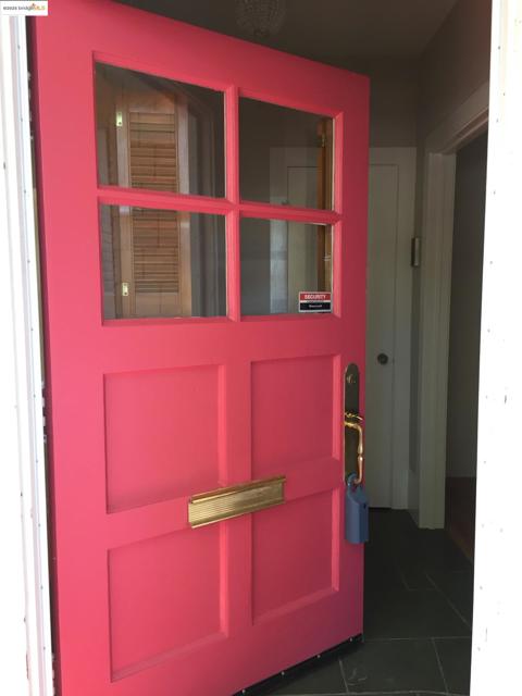 1137 Oakland Avenue, Piedmont CA: https://media.crmls.org/mediaz/8058d691-307e-47bc-b9d4-02b84afaf7e0.jpg