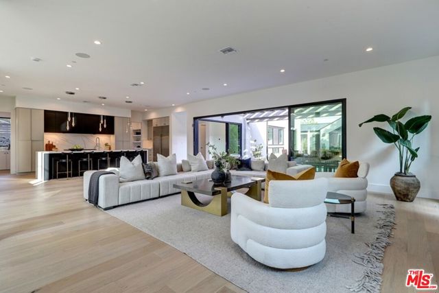 1246 Morningside Way, Venice CA: https://media.crmls.org/mediaz/8059405c-4089-42d8-b070-704b8e4fc129.jpg