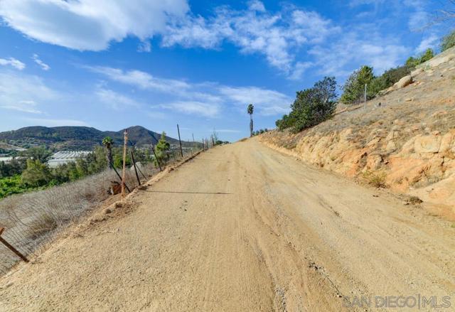 496 Camino Calafia, San Marcos CA: https://media.crmls.org/mediaz/80594abf-e0b7-4b29-914f-1c4e63c6e472.jpg