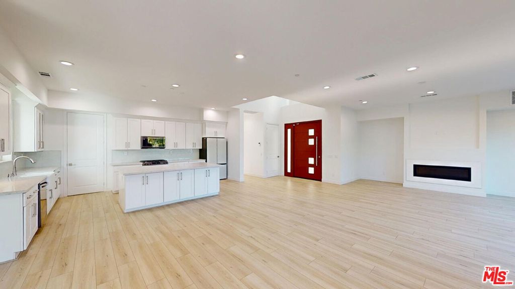 8456 N Camelia Court