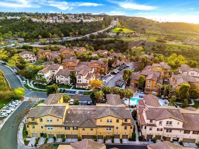 784 Portside Pl, San Diego CA: https://media.crmls.org/mediaz/805bcc42-8c25-4ef5-a8fe-e27661c03c2d.jpg
