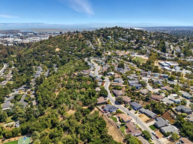 1627 El Verano Way, Belmont CA: https://media.crmls.org/mediaz/805c2f87-5c38-4b0d-aaf7-a574418480fe.jpg