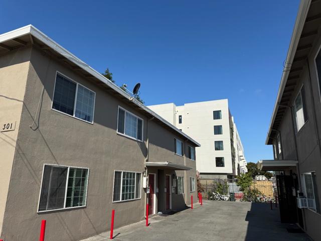 301 Pacific Avenue, Redwood City CA: https://media.crmls.org/mediaz/805c2ffc-c078-4ac2-a568-4c013dc6be96.jpg