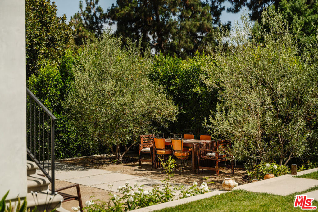 https://media.crmls.org/mediaz/805d5824-7ab8-4373-bb81-dde74f8ca30b.jpg?preset=X-Large