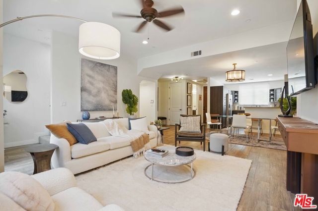 4541 Colfax Avenue, Studio City CA: https://media.crmls.org/mediaz/805d9803-00a9-466b-bb5a-2dceaacc8f7b.jpg
