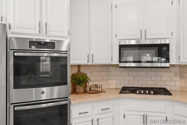 2084 Roberts Pl, Escondido CA: https://media.crmls.org/mediaz/805db67f-61ea-4c3c-91ba-6bdfb168519b.jpg
