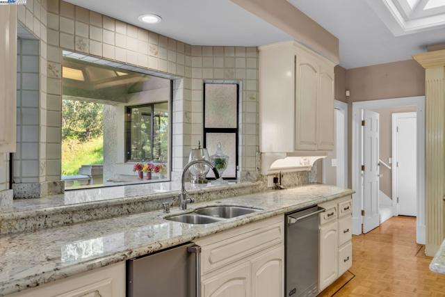219 Valley Oaks Dr, Alamo CA: https://media.crmls.org/mediaz/805f029a-0c16-442e-a64d-82702fd25574.jpg