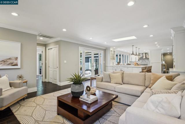 12994 Hawkins Dr, San Ramon CA: https://media.crmls.org/mediaz/805f2deb-052d-4c9f-bfb9-f98572beb447.jpg
