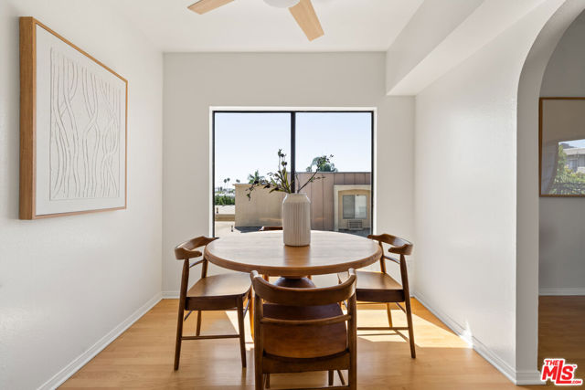 1742 S Bentley Avenue, Los Angeles CA: https://media.crmls.org/mediaz/805f5440-3a61-4f28-b7fe-64ff5075aed9.jpg