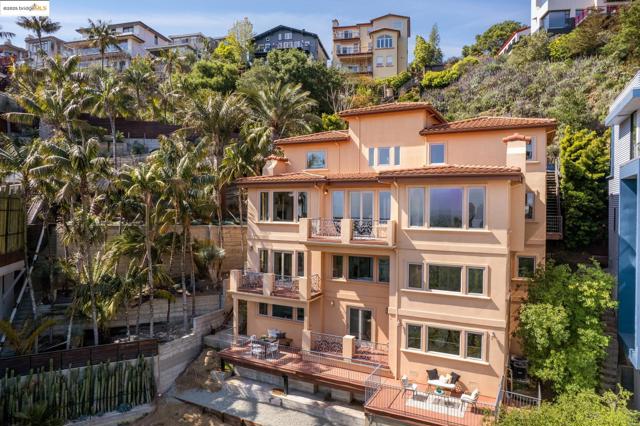 530 Gravatt Dr, Berkeley CA: https://media.crmls.org/mediaz/80608d84-2d28-40d0-8c9d-d9ac513cbb2c.jpg